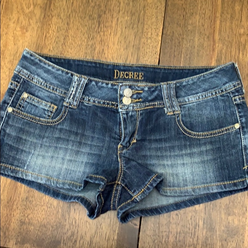 Decree short shorts